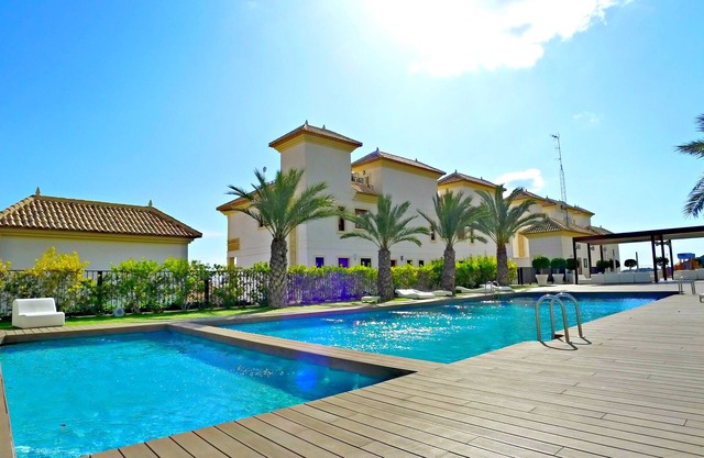 Luxurious apart with 2 beds, terrace, A/C, pool, spa, gym just 5 min to beach