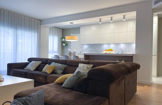 Luxurious Apartment on Rambla w/Parking by Hostem