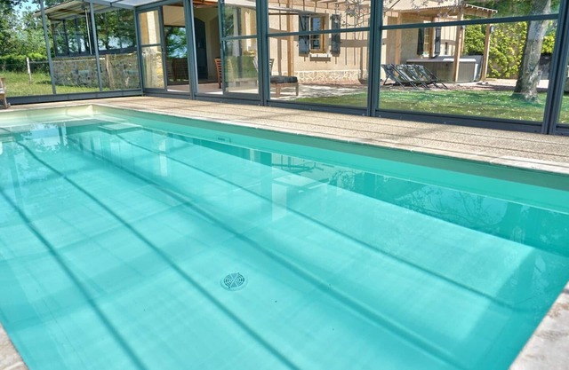 Luxurious Farmhouse: Heated Pool, Spa, Sauna, Games, Pet-Friendly, Ideal for Families