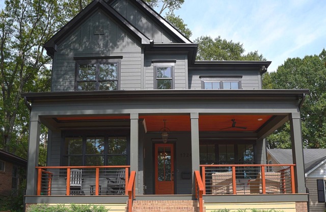 Luxurious Farmhouse w/firepit, outdoor entertaining area w/large tv and gym!