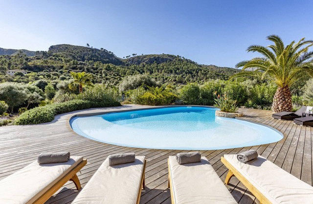 Luxurious finca with large pool in a unique location