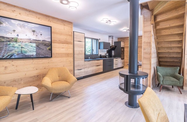Luxurious Lodge with Private Hot Tub, Gym & Covered Pool by Golf Course