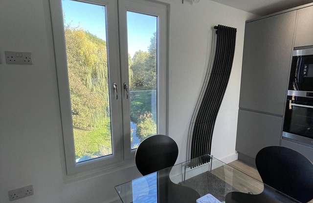 Luxurious 1 bed top floor apartment with parking