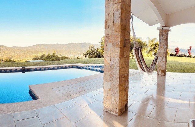 Luxurious home with stunning mountain views in Costa Rica's Central Valley!