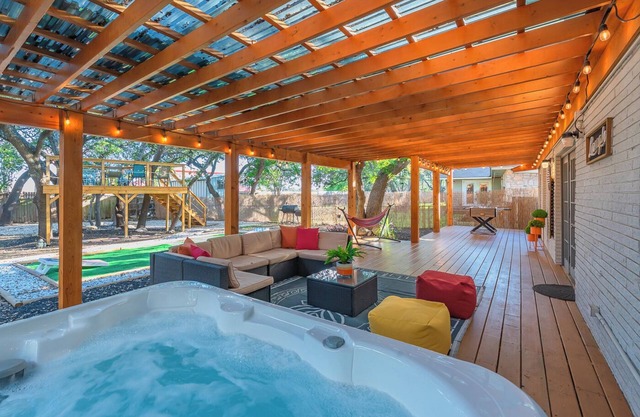 Luxurious home with Hot tub, Tree Deck & Game Room by Fiesta Texas