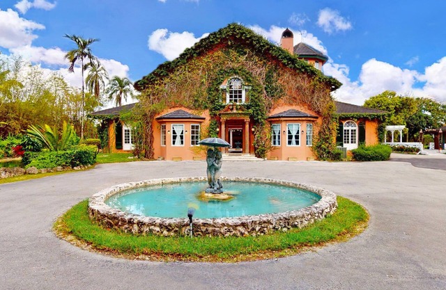 Luxurious Italian villa in the Redlands area, near Homestead, Florida