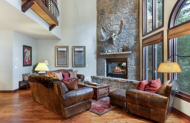 Luxurious & Large - 3 Living Rooms, Private Hot Tub, Convenient to Free Bus