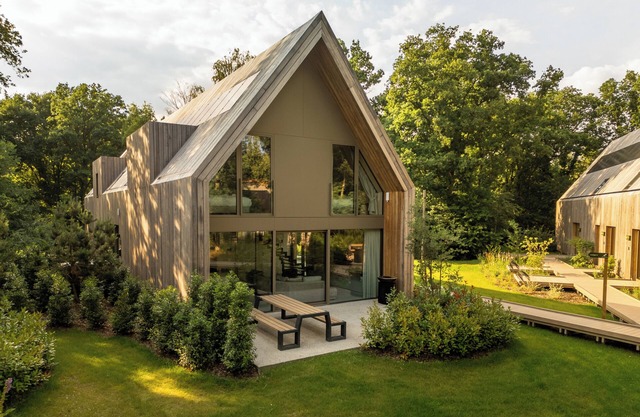 Luxurious lodge for 8 guests in Belgian Limburg, featuring abundant natural light, modern amenities, and a tranquil, nature-rich environment.