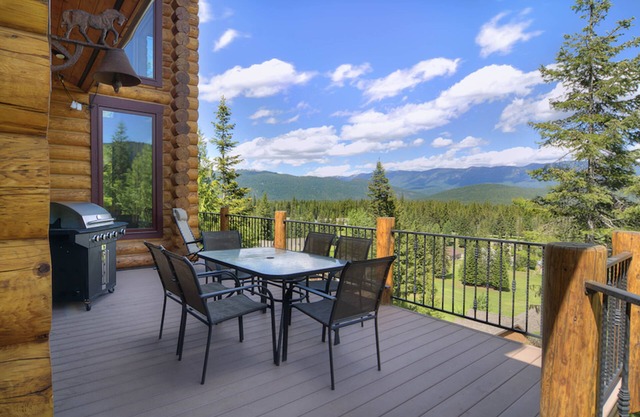 Luxurious lodge w/gorgeous mountain views and a private hot tub