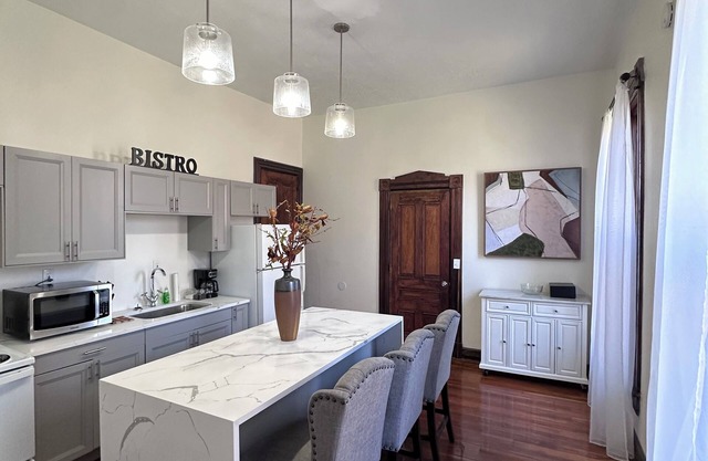 Luxurious Marble bath & kit1 bedroom condo WiFi nDAYTON 2 min downtown 5 min UD