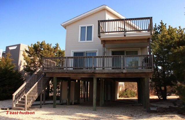 Luxurious modern elegant oceanblock house in quiet neigborhood well maintained