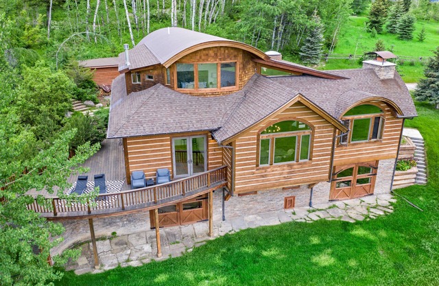 Luxurious Montana Retreat: Hot Tub, Mountain Views & Near Yellowstone!