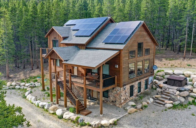 Luxurious Mountain Cabin w/Hot Tub, Starlink Internet, Game Room, Sauna - Chessetts Lodge