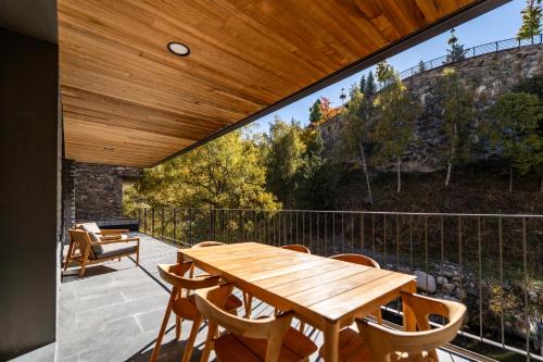 Luxurious Mountain Gem Enjoy Nature l Gym Sauna Pool l 1 MINUTE WALK TO SLOPES l by BonesVacances