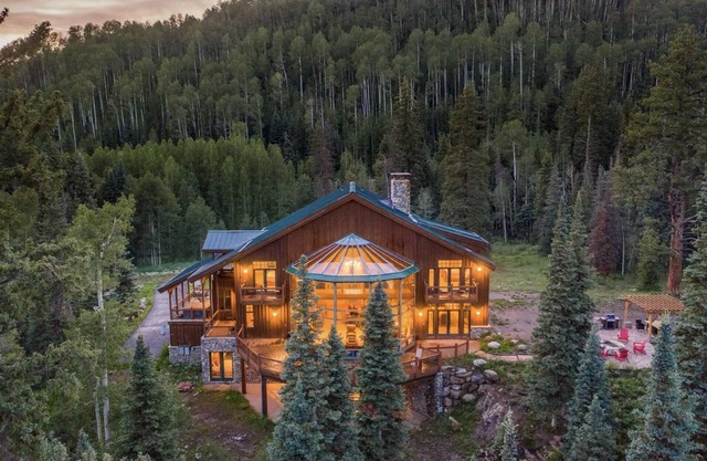 Luxurious Mountain Lodge – Views, Hot Tub/Ping Pong – 5 Min from Purg