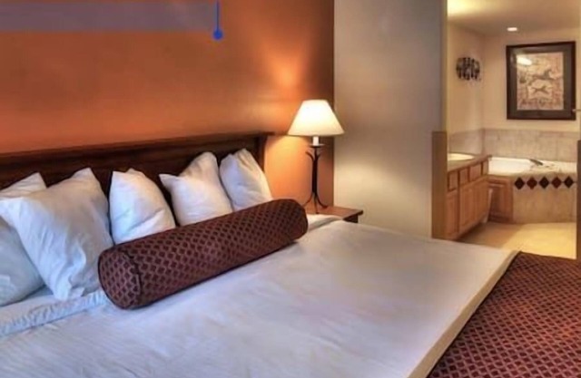 Luxurious Mountain Retreat in Timber lodge Resort, Hot Tub, Pool