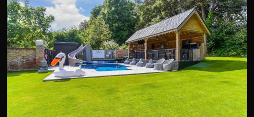 Luxurious oasis relax 32c pool, jacuzzi games bar