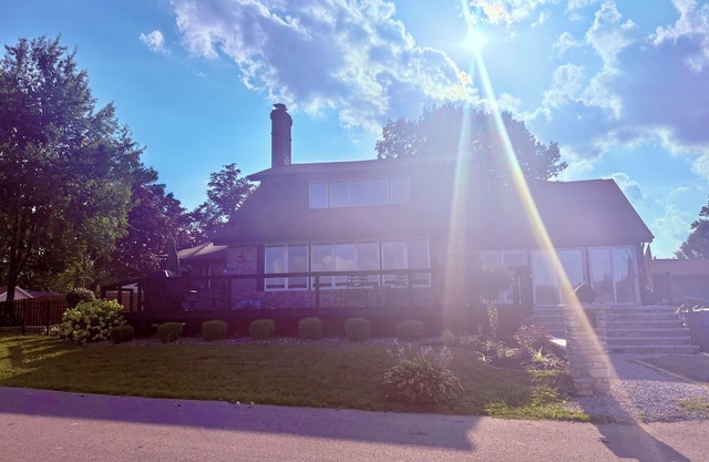 Luxurious private Portage Lakes home lake access 3 bd Oasis Hottub pet friendly!