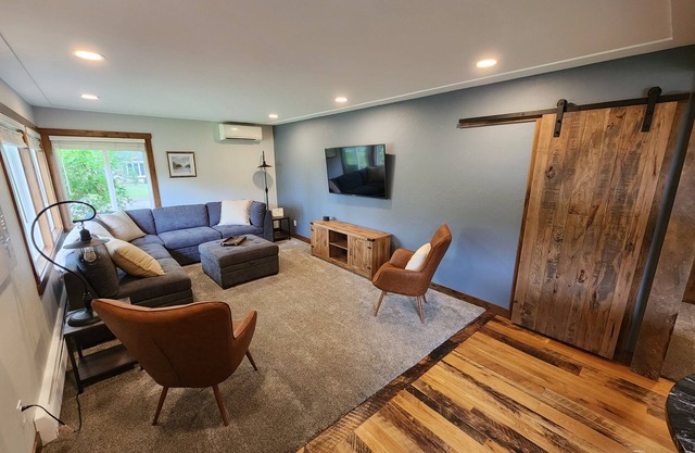 Luxurious remodel near historic downtown Hudson!