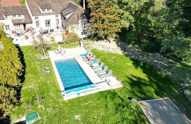Luxurious residence swimming pool sauna pétanque billiards in magnificent listed village.