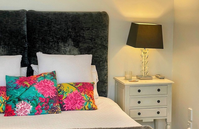 Luxurious & Romantic Studio with harbour views & outdoor living, all day sun!