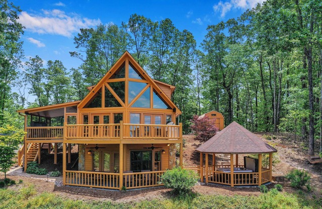 Luxurious, Secluded Cabin, with Gazebo Covered Hot-tub + Amazing View