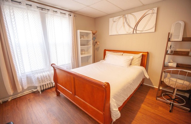 Luxurious, Spacious Apartment. Free Parking, Close By to Highways and Essentials