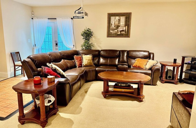 Luxurious spacious suite w. private entrance 2 bedrooms f. bath f. kitchen gym!