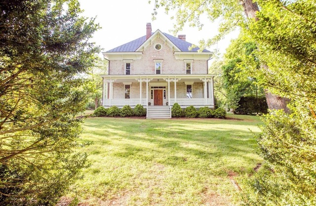 Luxurious Stay for 2 at Grelen's Enchanting Garden Estate: Boxwood Villa