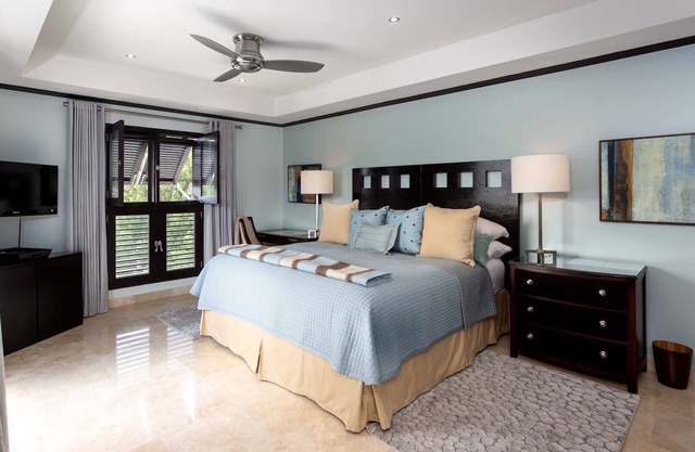 Luxurious Three-Bedroom Apartment