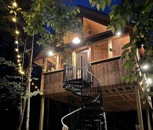 Luxurious Tree House with Hot Tub and Firepit, Perched over Littlefield Pond, Perfect for a Relaxing Weekend Getaway near Portland, Maine