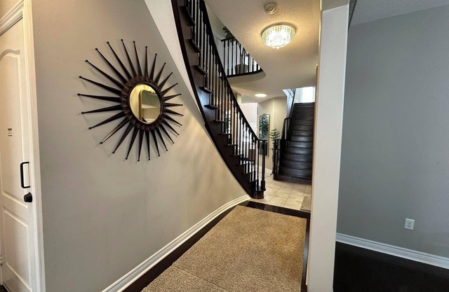 Luxurious Villa: 1 hour to Toronto+3 Living Rooms+4 bedrooms+4 toilets+ Backyard