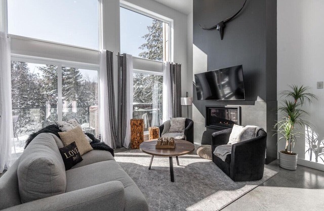 Luxurious Villa Tremblant 4 Bdrs w/Hot Tub B85