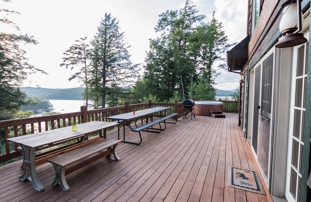 Luxurious Waterfront w/Panoramic Mountain Views, Hot Tub WIFI
