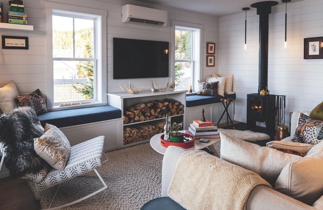 Luxuriously charming 2-bedroom home with private beach, wharf & stage