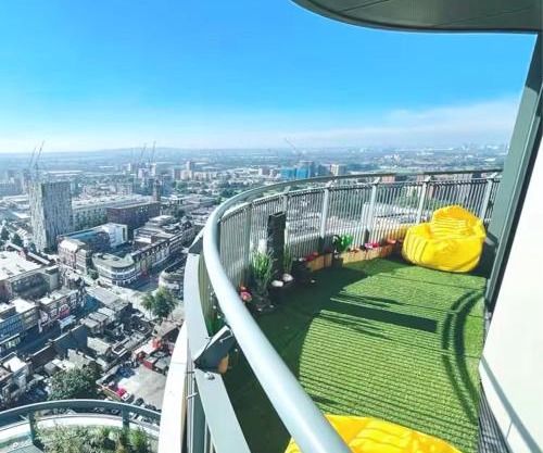 Luxury 1-Bedroom Apt with Stunning London Views