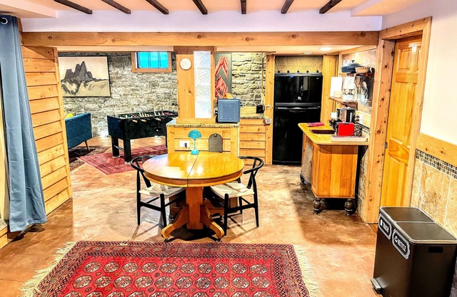 Luxury 1-bedroom Flat on Cathedral Hill: Private Sauna, Fireplace and Gym