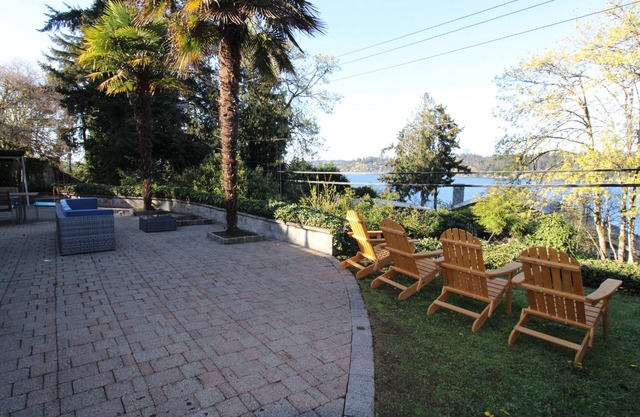 Luxury 180 degree Lake View N Mercer Island Home
