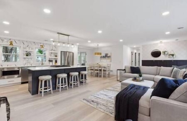 Luxury 1800sq.ft Home - Sleeps 8