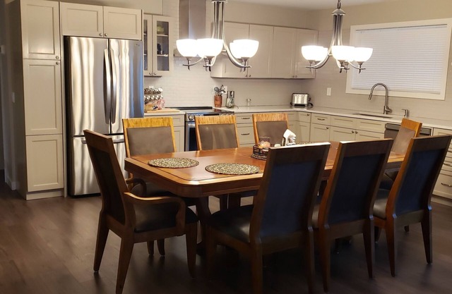 Luxury 1900sf lake front cottage c/w game room, hot tub, pool, near golf course