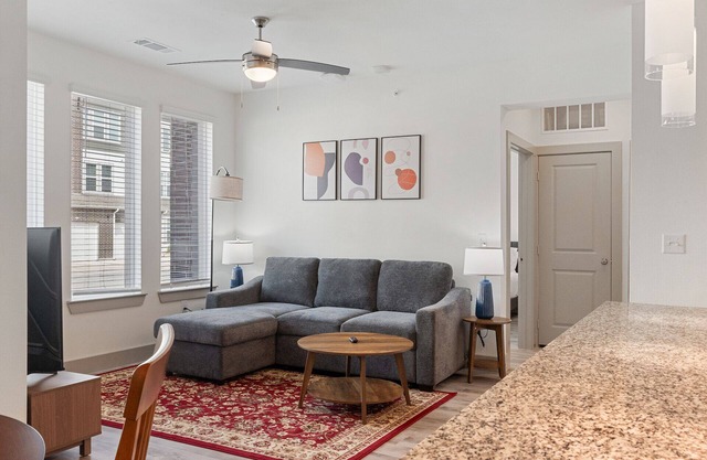 Luxury 1BD/1BA Near Airport 6833