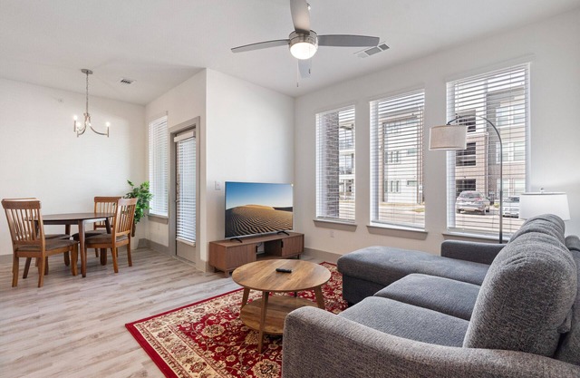 Luxury 1BD/1BA Near The Airport 5953