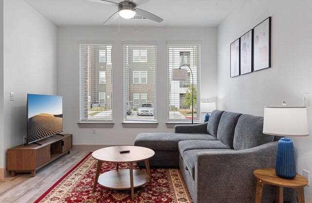 Luxury 1BD/1BA Next to Airport 9068
