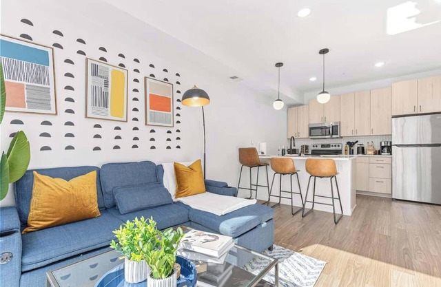Luxury 1BD, DT, Roof top, Gym, Street Parking