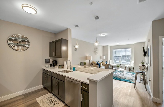 Luxury 1BR King -Easy Ride to NYC