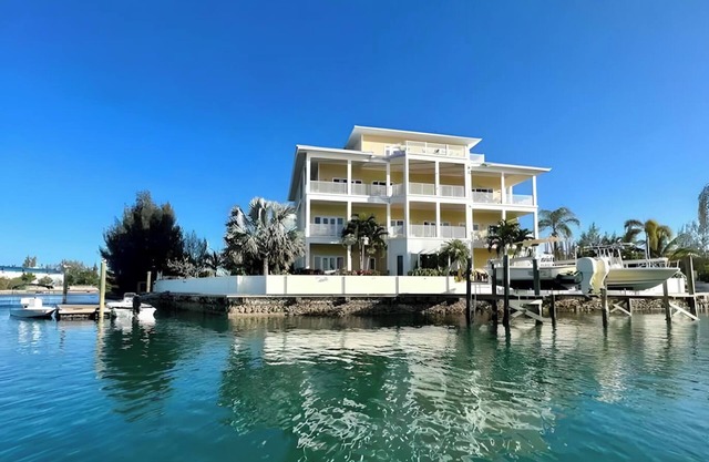 Luxury 2/2 Sleeps 6. Grand Bahama Condo w/POOL, Boat Dock plus close to BEACH!