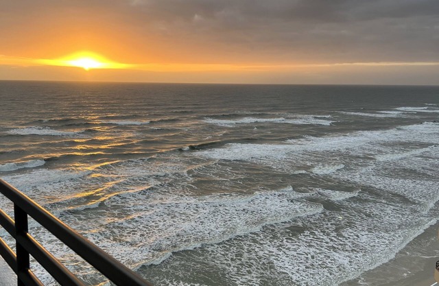 Luxury 2 bd 2 ba Beach Front - Top-Floor, Golf, pools, hot tub, walk to grocery