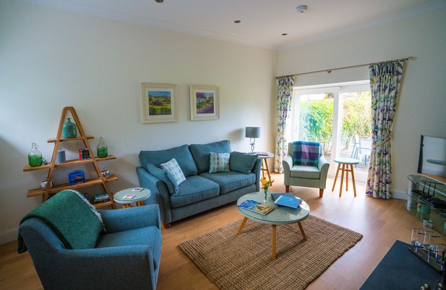 Luxury 2 bed ensuite cottage on Scottish estate pets allowed short walk to loch