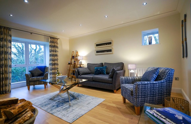Luxury 2 bed ensuite cottage in Scottish Estate setting, short walk to loch