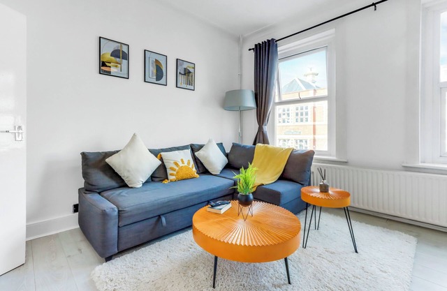 Luxury 2 Bed Flat - 1 Min Walk to Tooting Broadway Metro Station